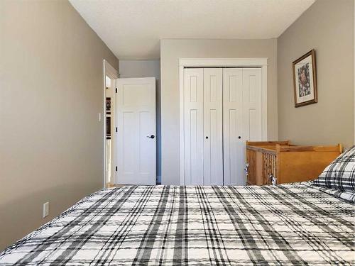 111 Tudor Crescent South, Lethbridge, AB - Indoor Photo Showing Bedroom