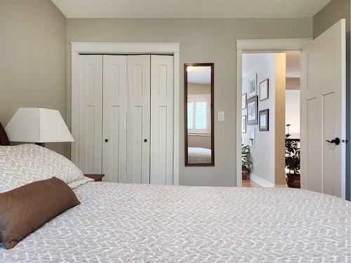 111 Tudor Crescent South, Lethbridge, AB - Indoor Photo Showing Bedroom