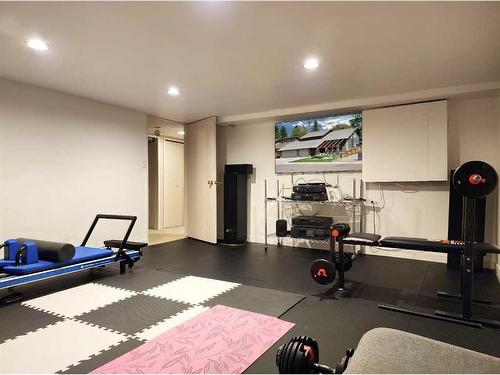 111 Tudor Crescent South, Lethbridge, AB - Indoor Photo Showing Gym Room