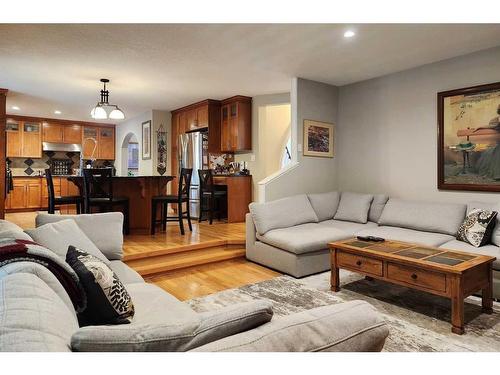 111 Tudor Crescent South, Lethbridge, AB - Indoor Photo Showing Living Room