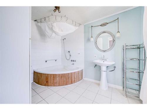 214 Dufferin Street, Granum, AB - Indoor Photo Showing Bathroom