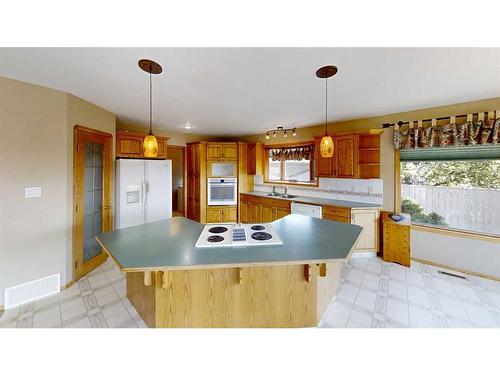 627 Maple Place, Picture Butte, AB - Indoor Photo Showing Kitchen With Double Sink