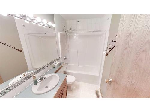 627 Maple Place, Picture Butte, AB - Indoor Photo Showing Bathroom