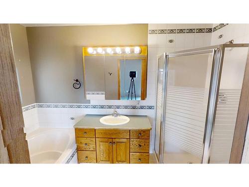 627 Maple Place, Picture Butte, AB - Indoor Photo Showing Bathroom