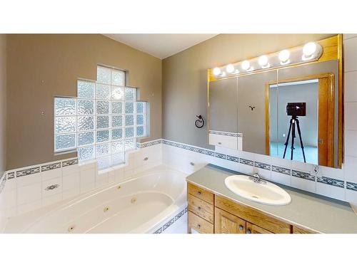 627 Maple Place, Picture Butte, AB - Indoor Photo Showing Bathroom