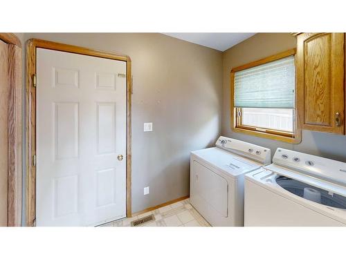 627 Maple Place, Picture Butte, AB - Indoor Photo Showing Laundry Room