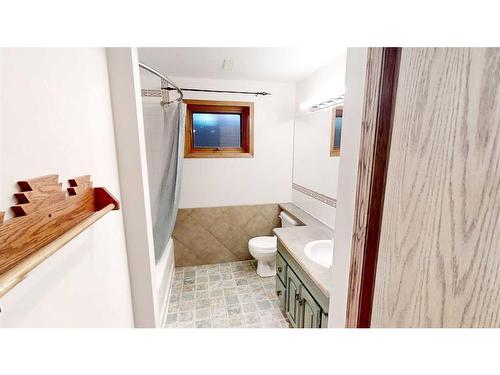 627 Maple Place, Picture Butte, AB - Indoor Photo Showing Bathroom