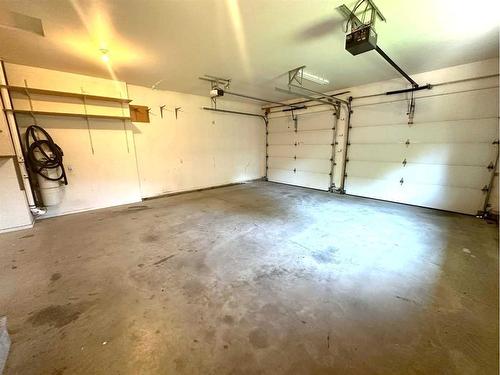 627 Maple Place, Picture Butte, AB - Indoor Photo Showing Garage