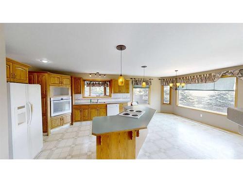 627 Maple Place, Picture Butte, AB - Indoor Photo Showing Kitchen