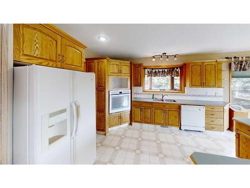 627 Maple Place, Picture Butte, AB - Indoor Photo Showing Kitchen With Double Sink