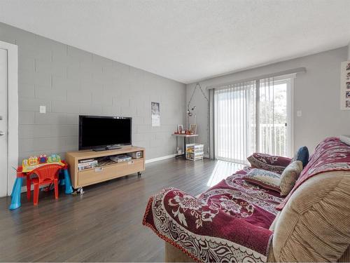 #5-2240 Mayor Magrath Drive South, Lethbridge, AB - Indoor Photo Showing Living Room