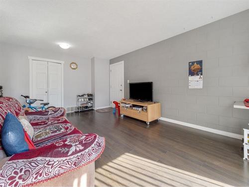 #5-2240 Mayor Magrath Drive South, Lethbridge, AB - Indoor Photo Showing Living Room