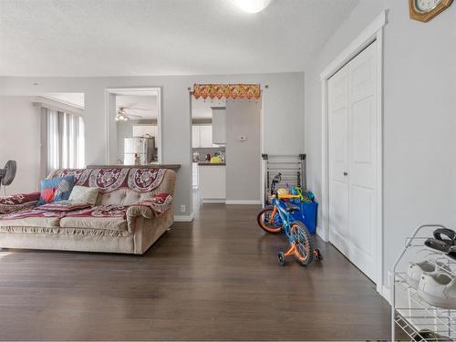 #5-2240 Mayor Magrath Drive South, Lethbridge, AB - Indoor Photo Showing Living Room