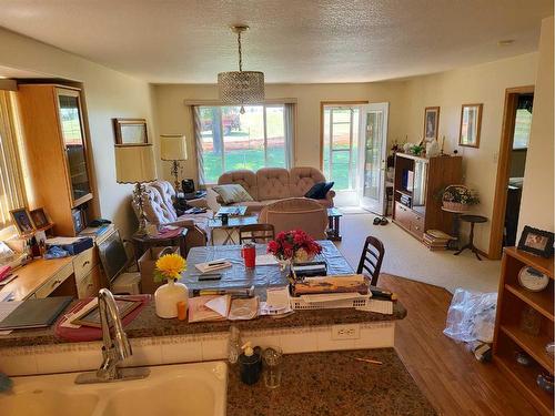 17-100 Fairmont Boulevard South, Lethbridge, AB - Indoor Photo Showing Living Room