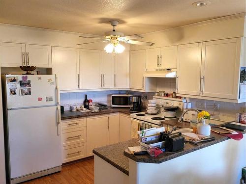 17-100 Fairmont Boulevard South, Lethbridge, AB - Indoor Photo Showing Kitchen