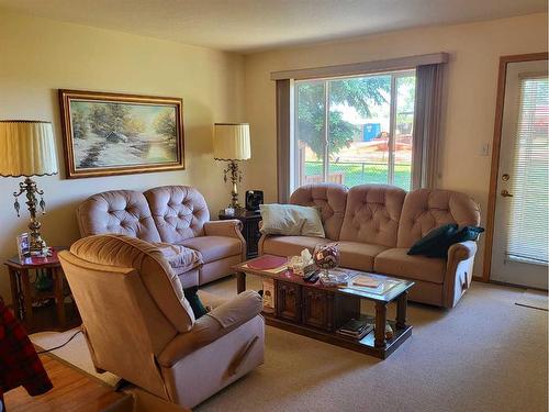 17-100 Fairmont Boulevard South, Lethbridge, AB - Indoor Photo Showing Living Room