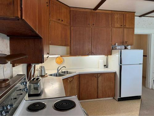 810 Schofield Street, Pincher Creek, AB - Indoor Photo Showing Kitchen With Double Sink