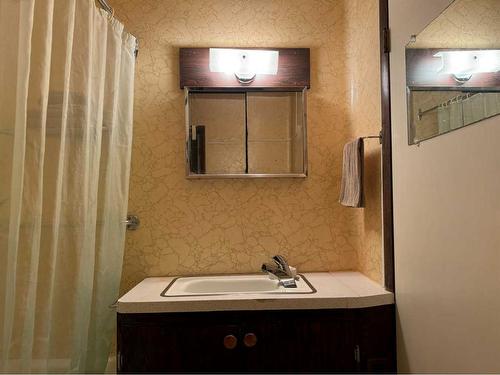 810 Schofield Street, Pincher Creek, AB - Indoor Photo Showing Bathroom