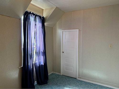 810 Schofield Street, Pincher Creek, AB - Indoor Photo Showing Other Room