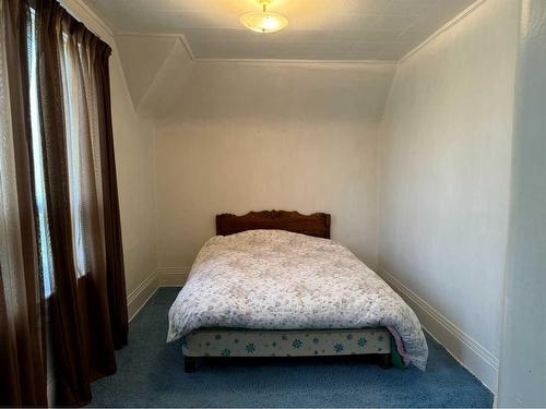 810 Schofield Street, Pincher Creek, AB - Indoor Photo Showing Bedroom