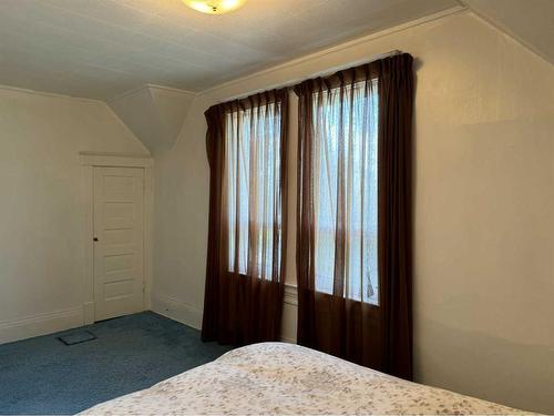 810 Schofield Street, Pincher Creek, AB - Indoor Photo Showing Bedroom