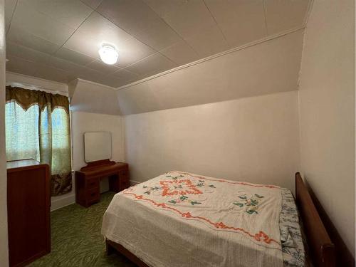 810 Schofield Street, Pincher Creek, AB - Indoor Photo Showing Bedroom