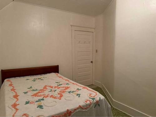 810 Schofield Street, Pincher Creek, AB - Indoor Photo Showing Bedroom