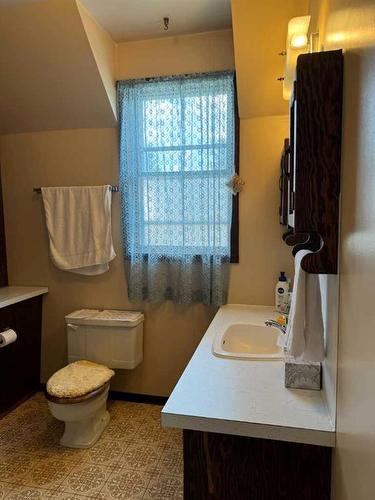 810 Schofield Street, Pincher Creek, AB - Indoor Photo Showing Bathroom