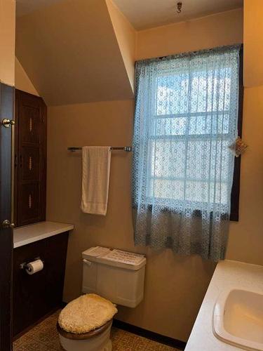 810 Schofield Street, Pincher Creek, AB - Indoor Photo Showing Bathroom