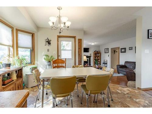 302 Sherwood Place West, Lethbridge, AB - Indoor Photo Showing Dining Room