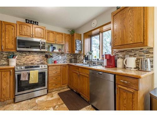 302 Sherwood Place West, Lethbridge, AB - Indoor Photo Showing Kitchen With Double Sink