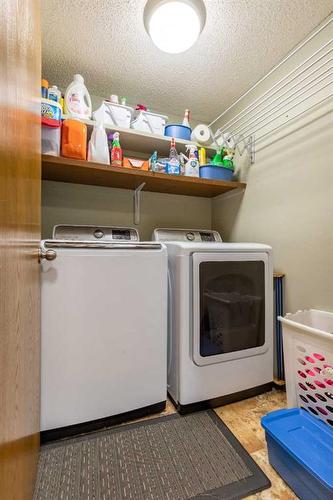 302 Sherwood Place West, Lethbridge, AB - Indoor Photo Showing Laundry Room