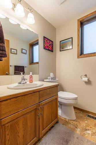 302 Sherwood Place West, Lethbridge, AB - Indoor Photo Showing Bathroom