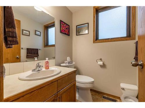 302 Sherwood Place West, Lethbridge, AB - Indoor Photo Showing Bathroom