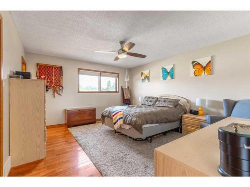 302 Sherwood Place West, Lethbridge, AB - Indoor Photo Showing Bedroom