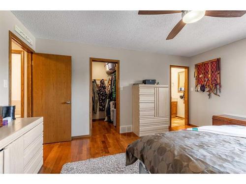 302 Sherwood Place West, Lethbridge, AB - Indoor Photo Showing Bedroom