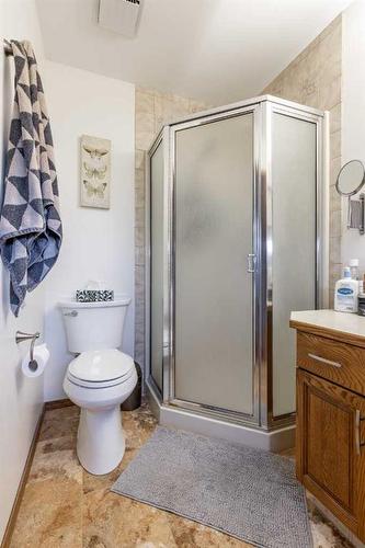 302 Sherwood Place West, Lethbridge, AB - Indoor Photo Showing Bathroom