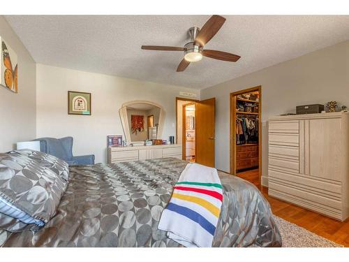 302 Sherwood Place West, Lethbridge, AB - Indoor Photo Showing Bedroom