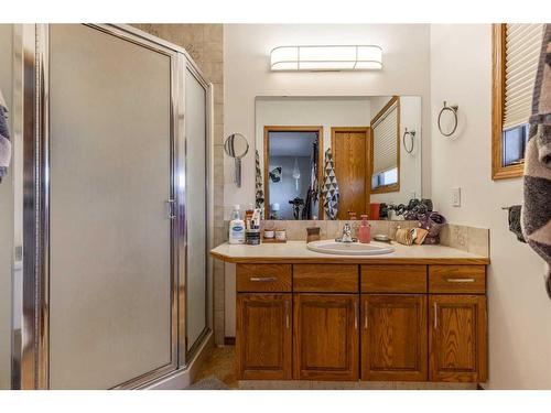 302 Sherwood Place West, Lethbridge, AB - Indoor Photo Showing Bathroom