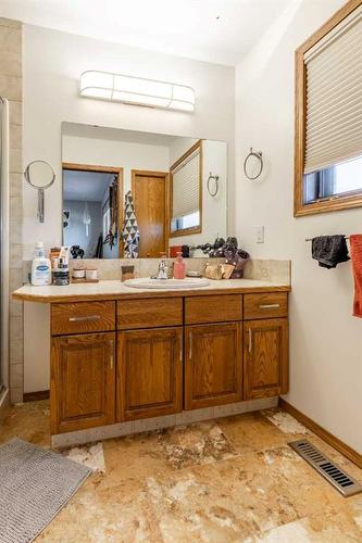 302 Sherwood Place West, Lethbridge, AB - Indoor Photo Showing Bathroom