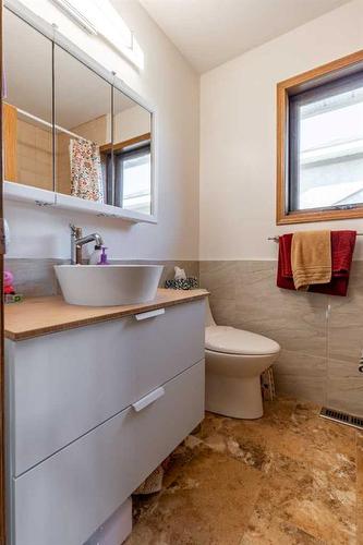 302 Sherwood Place West, Lethbridge, AB - Indoor Photo Showing Bathroom