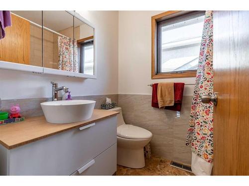 302 Sherwood Place West, Lethbridge, AB - Indoor Photo Showing Bathroom