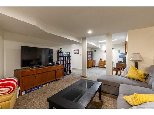 302 Sherwood Place West, Lethbridge, AB - Indoor Photo Showing Living Room