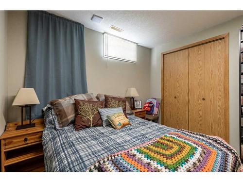 302 Sherwood Place West, Lethbridge, AB - Indoor Photo Showing Bedroom