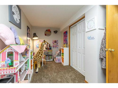 302 Sherwood Place West, Lethbridge, AB - Indoor Photo Showing Other Room