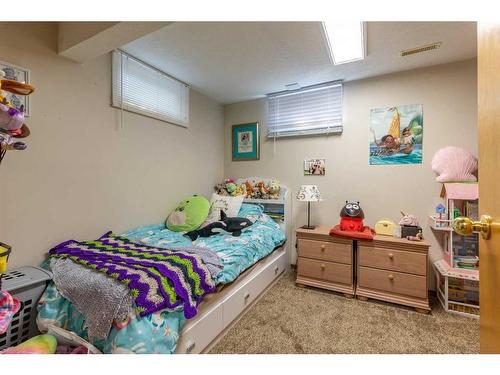 302 Sherwood Place West, Lethbridge, AB - Indoor Photo Showing Bedroom