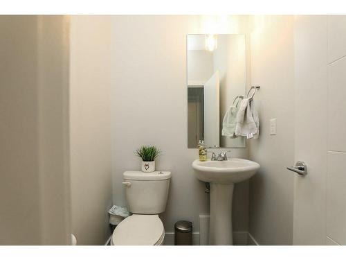 953 Miners Boulevard West, Lethbridge, AB - Indoor Photo Showing Bathroom