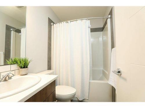 953 Miners Boulevard West, Lethbridge, AB - Indoor Photo Showing Bathroom