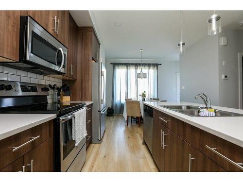 953 Miners Boulevard West, Lethbridge, AB - Indoor Photo Showing Kitchen With Double Sink With Upgraded Kitchen