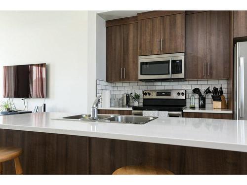 953 Miners Boulevard West, Lethbridge, AB - Indoor Photo Showing Kitchen With Double Sink With Upgraded Kitchen